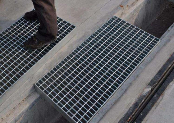 La immersione calda personalizzabile ha galvanizzato la grata d'acciaio del passaggio pedonale per la copertura 30*5mm dello scolo