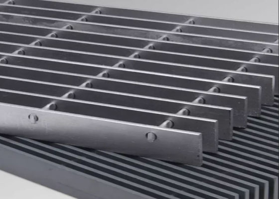 Pannelli grigliati modulari in acciaio personalizzati per passerelle, bassa manutenzione, pavimentazione antiscivolo