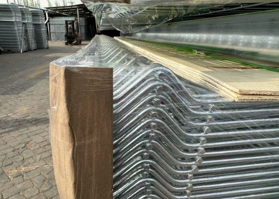 Pannello di recinzione triangolare in acciaio anticorrosione, multiuso e di facile manutenzione per eventi edili