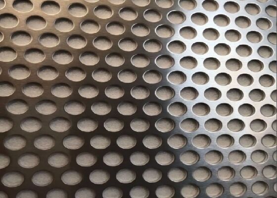 Pannello decorativo in rete metallica forata per schermatura acustica e privacy