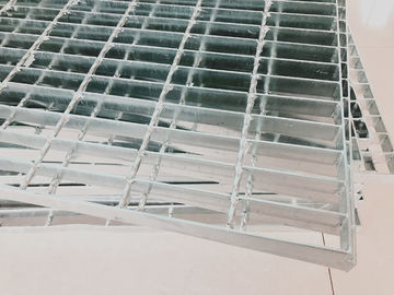 La stampa stridente galvanizzata immersa calda del passaggio pedonale della sicurezza ha saldato un quadrato da 2 4 6 millimetri