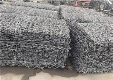 Canestri riempiti roccia della rete metallica del gabbione del muro di sostegno